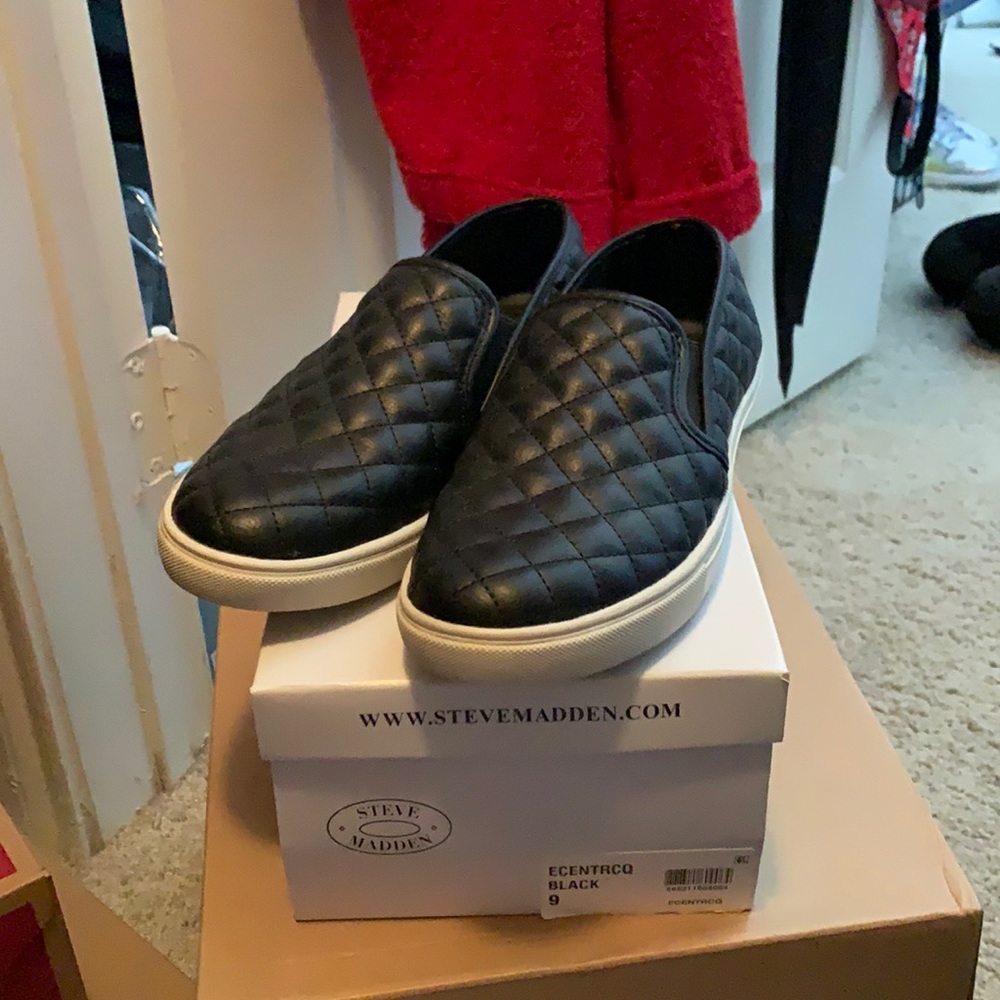 Nice black flat tennis gently worn